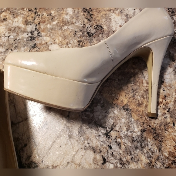 GUESS Tan Heels Size 10 - Picture 6 of 14